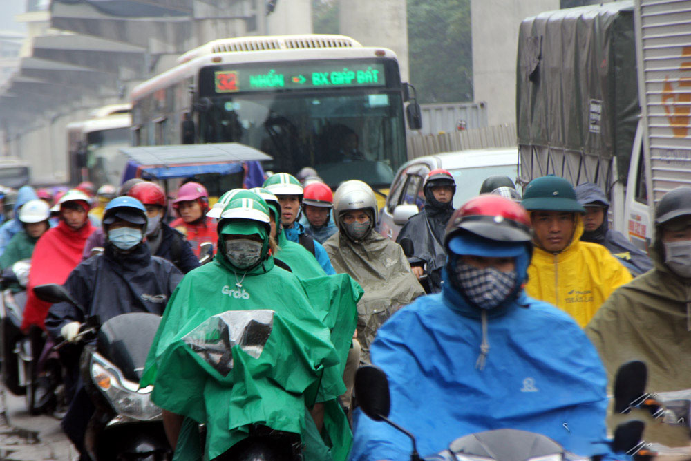 Vật vã chôn chân hít khói ô tô trong mưa rét Hà Nội